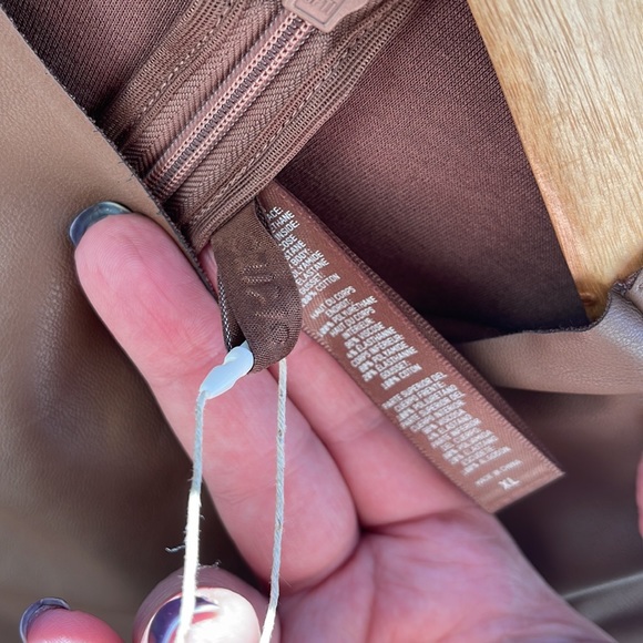 SKIMS - Faux Leather smock Neck Bodysuit - Jasper XL - Picture 14 of 16